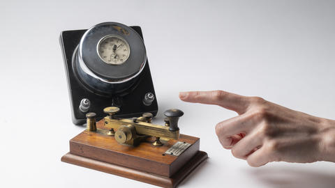 Telegraph key with hand