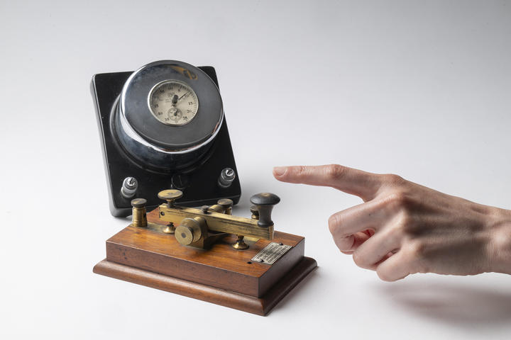 Telegraph key with hand