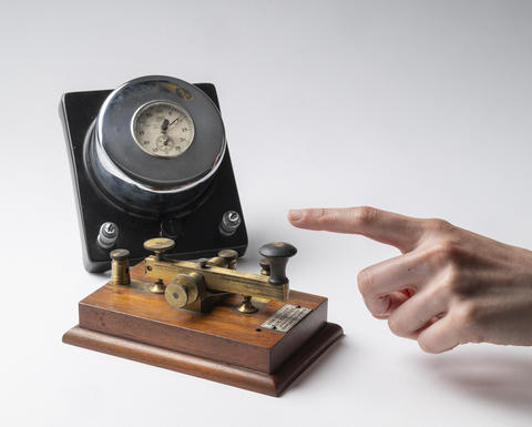 Telegraph key with hand